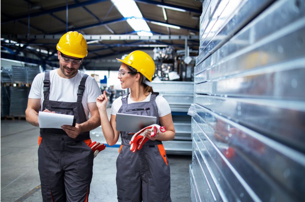 Verantwortliche UVV Prüfung mit Tablet und Software tagIDeasy